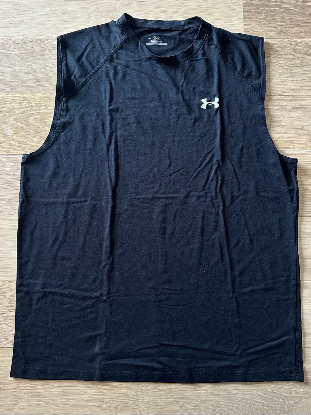 UNDER ARMOUR - MENS SLEEVELESS BLACK TOP - SIZE LARGE